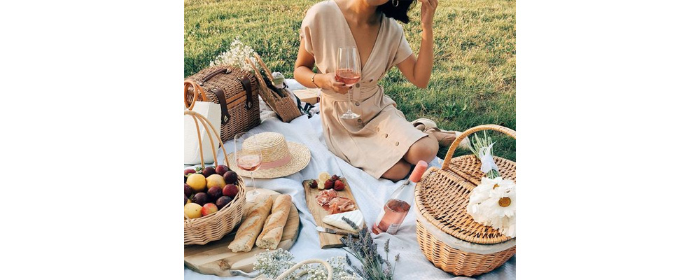 Piknik we dwoje brzmi świetnie! Ubierz się odpowiednio. Przeczytaj nasz randkowy poradnik. 