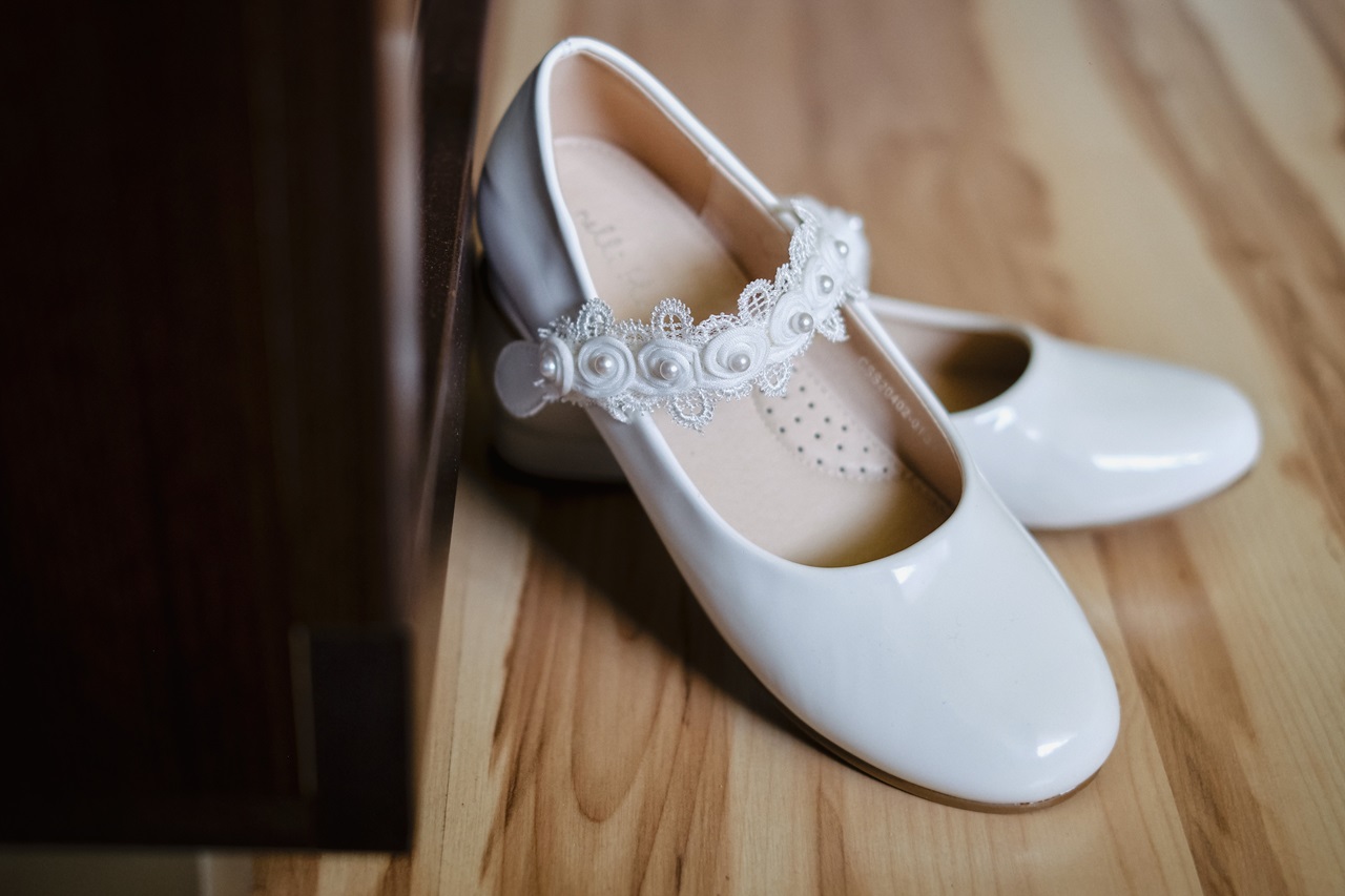 Buty komunijne a pogoda - co sprawdzi się w upał, a co w chłodniejsze dni?