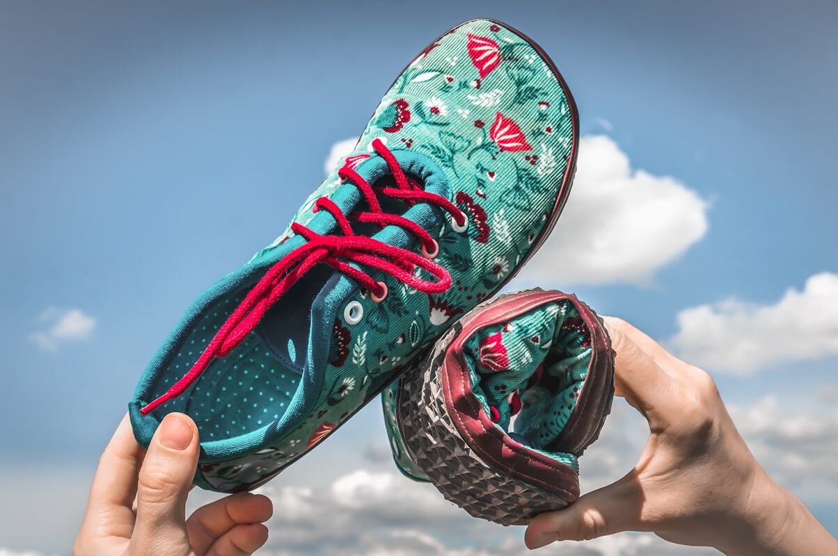 Buty barefoot przy pracy stojącej – ratunek dla stóp fryzjerek, pielęgniarek i sprzedawców