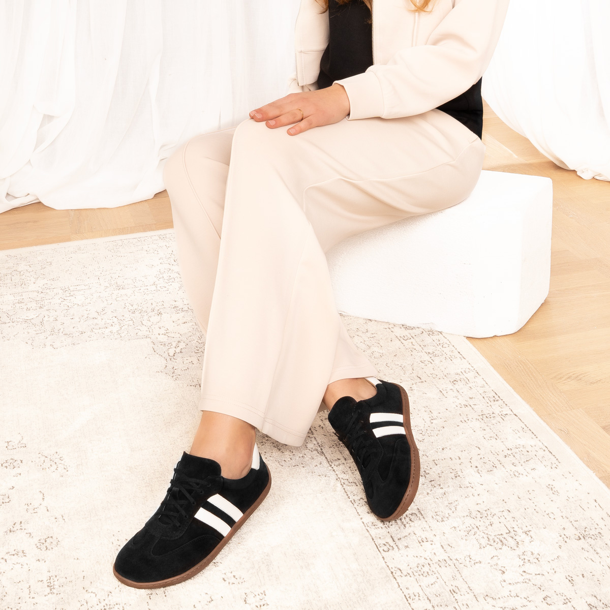 Zamszowe damskie sneakersy barefoot Mocca czarne