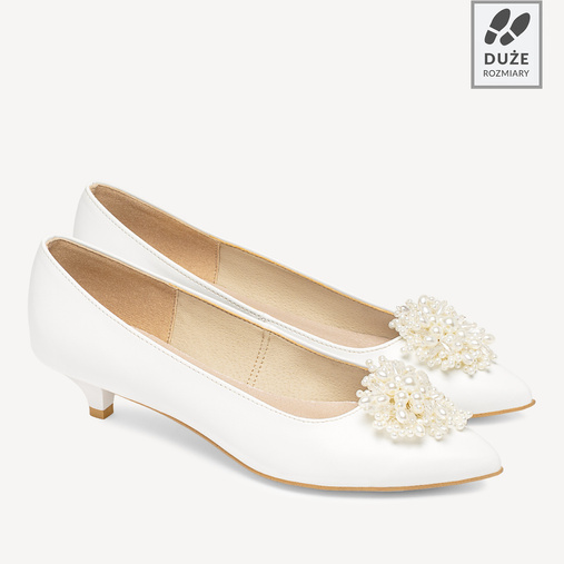 Ślubne licowe szpilki na niskim obcasie z ozdobą z perełek Kylie białe
