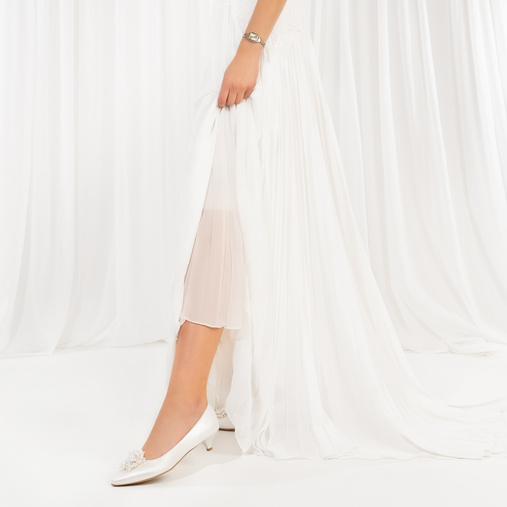 Ślubne perłowe szpilki na niskim obcasie z ozdobą z perełek Kylie ivory