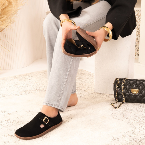 Zamszowe półbuty z klamrą barefoot Megan czarne