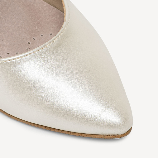 Ślubne perłowe czółenka na słupku z paskiem Roma ivory