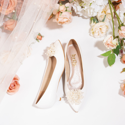 Ślubne licowe szpilki na niskim obcasie z ozdobą z perełek Kylie białe