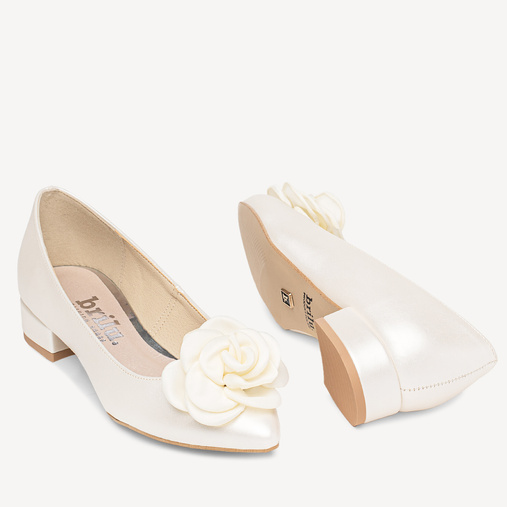 Ślubne perłowe balerinki z kwiatową ozdobą Bluebell ivory