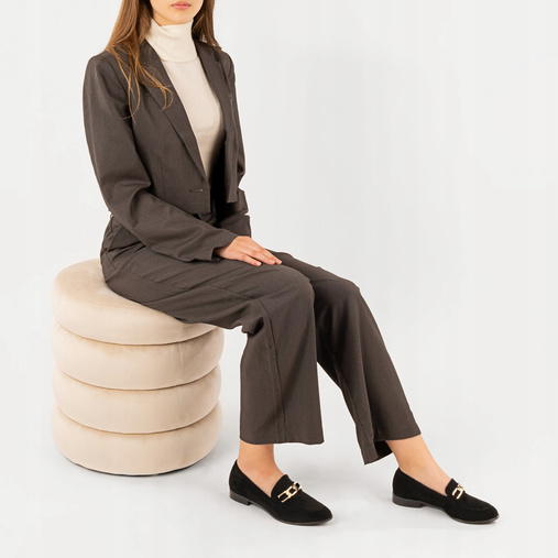 Zamszowe półbuty wsuwane z ozdobą Kellie czarne