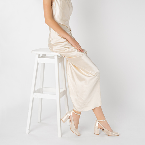 Połyskujące ślubne czółenka z paseczkiem Feith złote