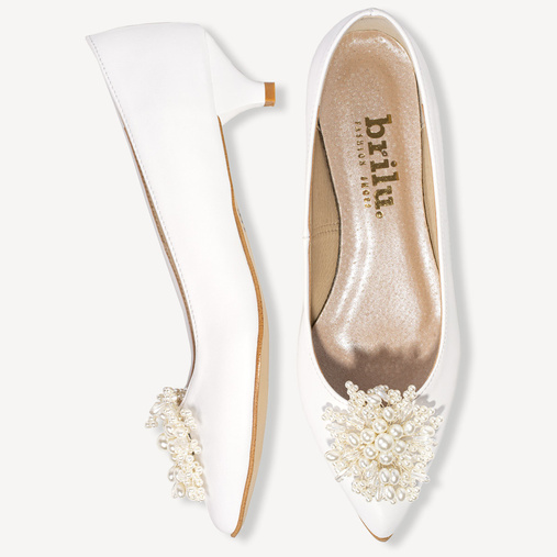 Ślubne licowe szpilki na niskim obcasie z ozdobą z perełek Kylie białe