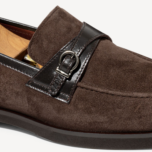 Skórzane zamszowe loafersy męskie z klamrą Jared brązowe