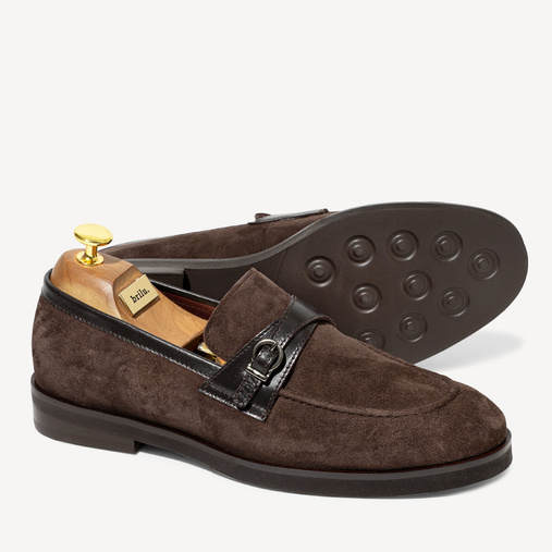 Skórzane zamszowe loafersy męskie z klamrą Jared brązowe