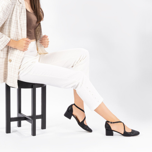 Licowe czółenka na niskim obcasie Emerly czarne