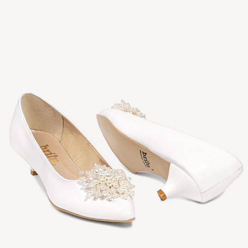 Ślubne licowe szpilki na niskim obcasie z ozdobą z perełek Kylie białe