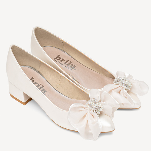 Ślubne czółenka na niskim obcasie z ozdobną kokardą Ariadna ivory