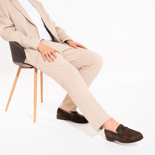 Skórzane zamszowe loafersy męskie z klamrą Jared brązowe