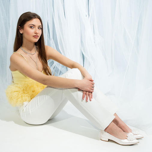 Ślubne perłowe balerinki z kwiatową ozdobą Rosaline ivory