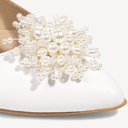 Ślubne licowe szpilki na niskim obcasie z ozdobą z perełek Kylie białe